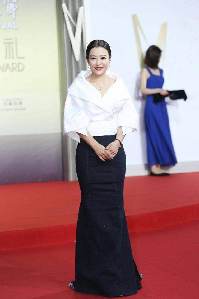 郝蕾真大胆! 穿的蕾丝连衣裙也太透明了 网友: 根本遮不住还不如