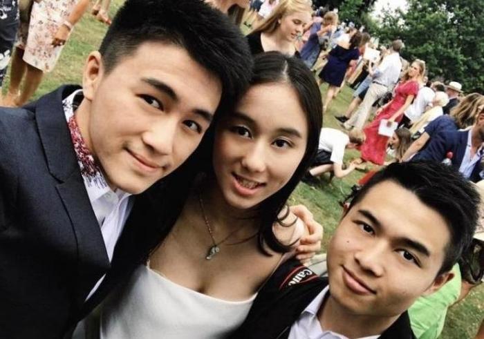 『何超欣』爸爸比自己老78岁,一出生就身家上百亿,如今19岁颜值超高