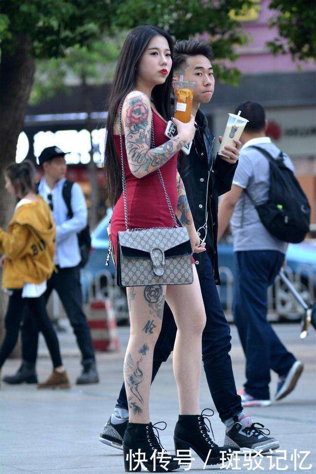 街拍：图五气质红唇美女，露肩衫配直筒裤，美腿小姐姐，超可爱！