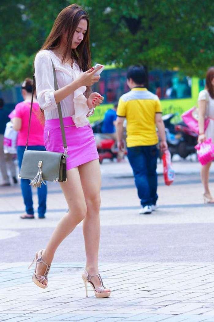 路人街拍，娇小美丽的漂亮小姐姐，白色露肩上衣很是时尚