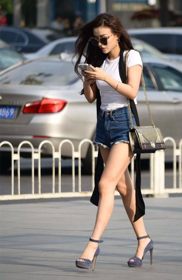 【 下半身搭配】优雅中带着成熟的性感，绸缎裙搭配高跟鞋