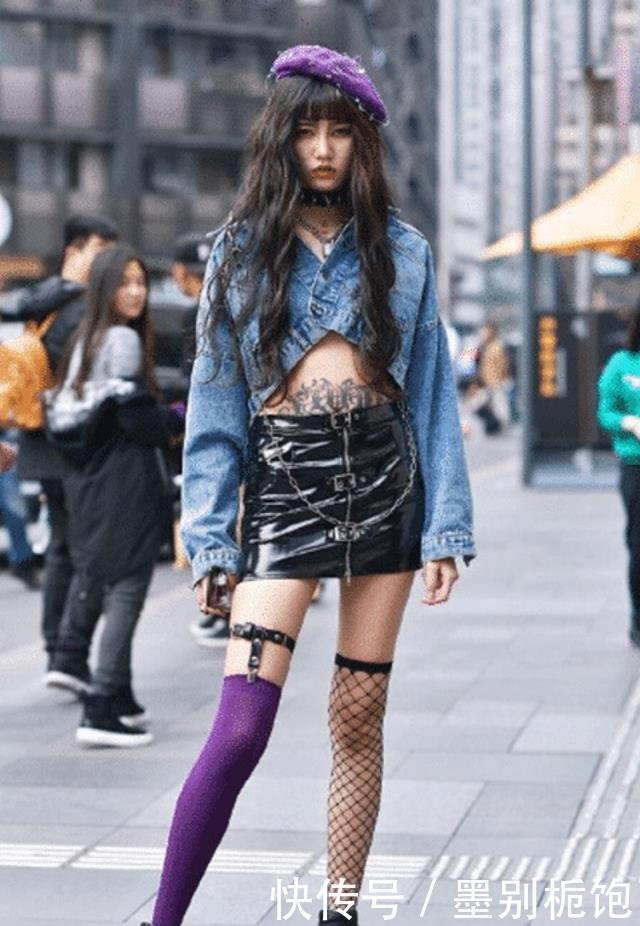  「针织」路人街拍，靓女身材玲珑有致，牛仔裤搭配针织背心，别有一番风味