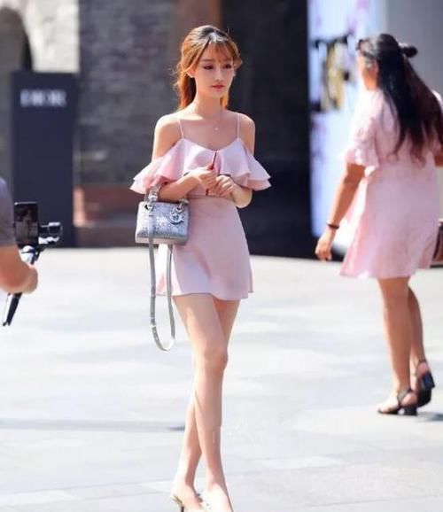  粉色■养眼女神街拍：美目盼兮的美女，一条粉色的连衣裙，时尚唯美气质迷人