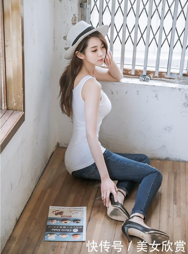 气质甜美的吊带美女，与众不同的神秘感，清新有女人味！