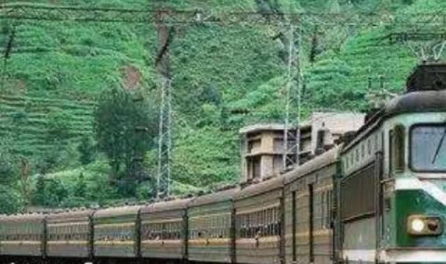 火车上的粪便都是怎么处理的?美女乘务员不说，乘客还被蒙在鼓里