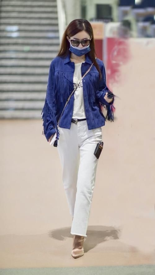 赵丽颖黑配白现身，发际线强势入镜，网友:脸比平时还大一倍!