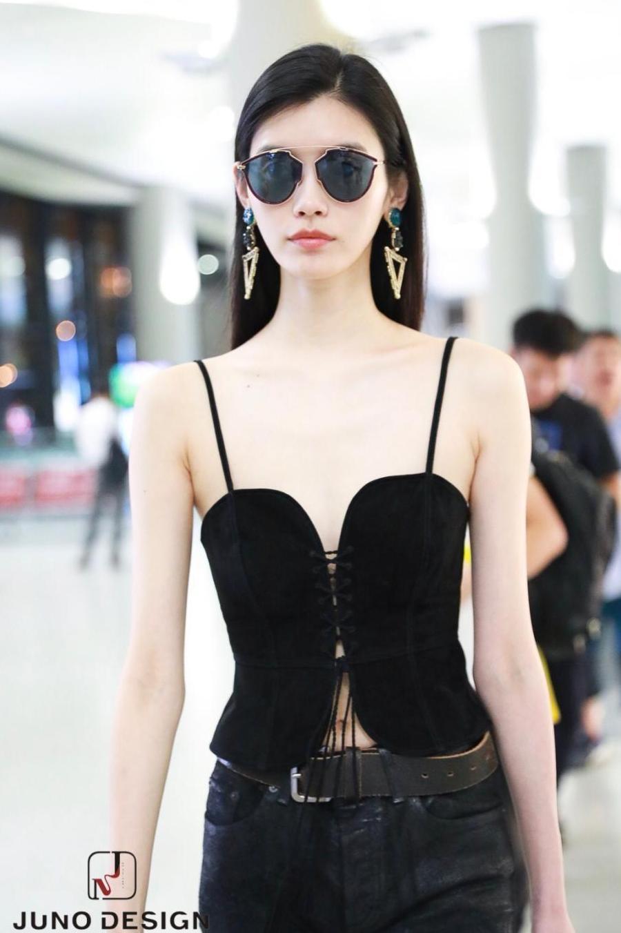 奚梦瑶的时尚我不懂! 因为怕热只穿一件小吊带, 却搭了双过膝长靴