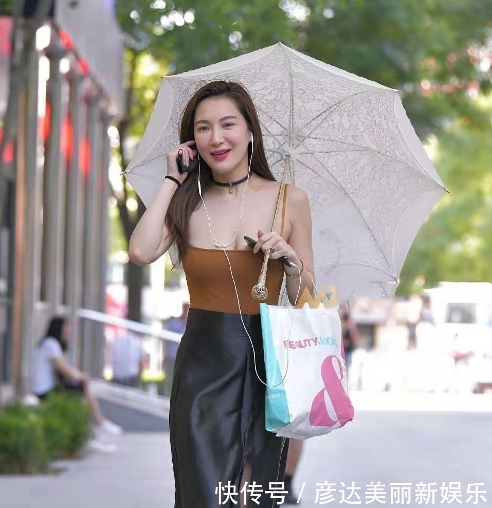  『气质』深色半身裙怎么搭配，两种颜色轻松穿出气质美，尽显优雅成熟魅力