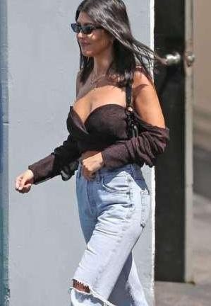 卡戴珊大姐的胯太宽了，只能穿大一号牛仔裤，提着裤腰不敢松手