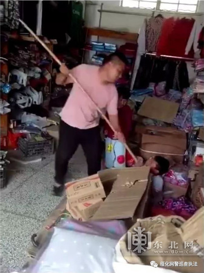 网传绥化一男子持棍暴力殴打幼童 警方辟谣:切勿传播谣言