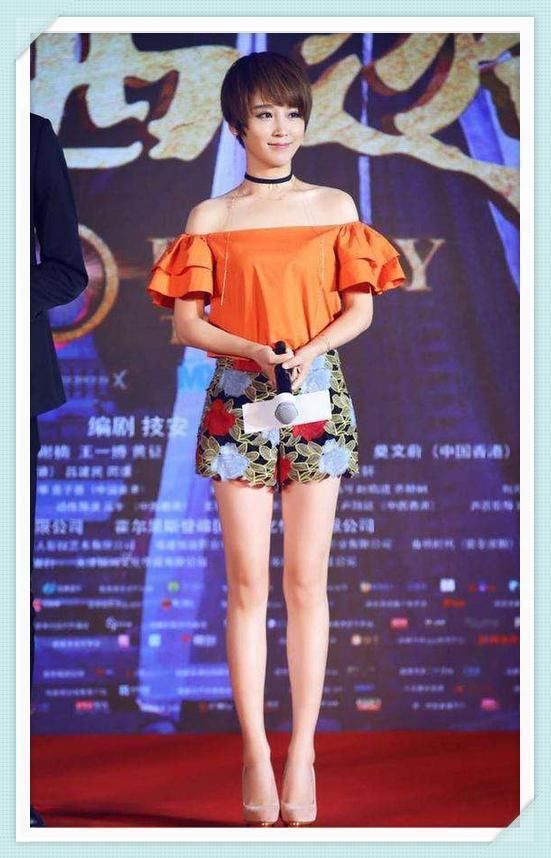 谢楠亮相活动,四肢纤细,小腹平坦,网友:她真的怀孕7个月了?