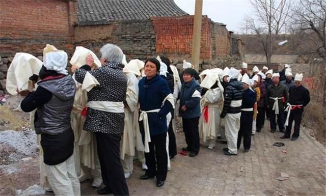 新一代农民，在农村这样办“白事”，使老人很无奈，直言：荒唐