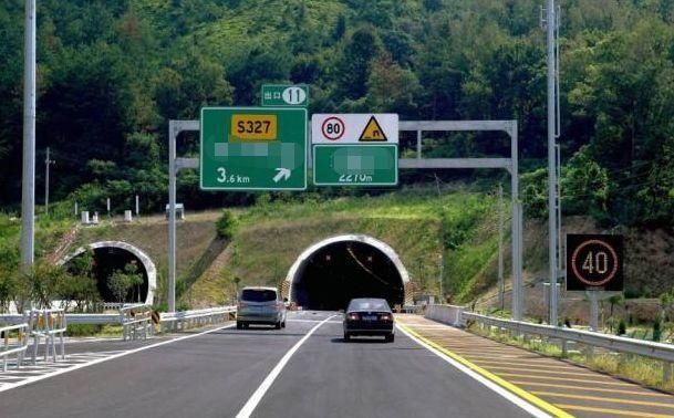  [标志]高速上新增标志“问号加灯泡”啥意思？老司机：提醒你该