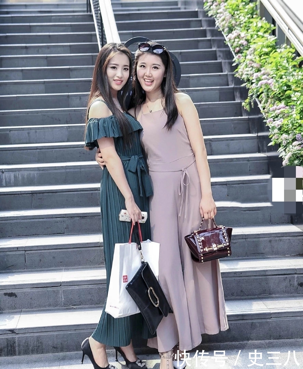 漂亮@两位漂亮的美女,站立街头宛如一对姐妹花,性感优雅
