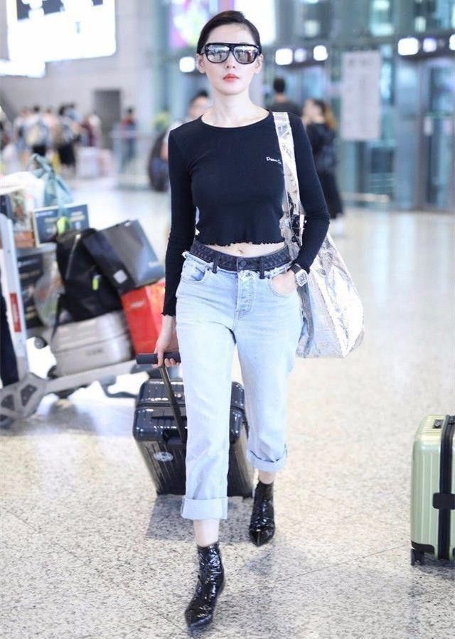 张天爱穿冰蓝深V裙性感又清新，网友:“冰雪公主”应该找你演!