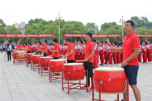 常德市淮阳中学千人喊楼 助学长学姐中高考冲