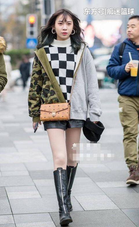  妩媚：街拍：露背性感，图六露背装搭紧身裤，站姿妩媚，性感的风情满满