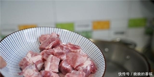 『下锅』排骨焯水时,万万别直接下锅煮,别不当回事,不然肉又柴又难吃!