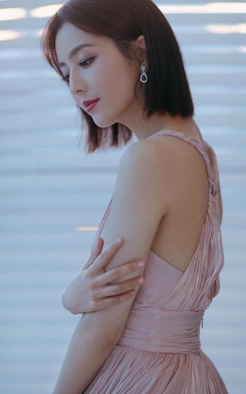 佟丽娅真是豪放！深V裙信手捏来，网友：不愧是360度无死角美女