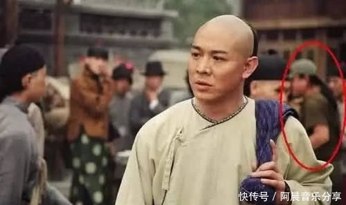  [李连杰]史上最欠揍的穿帮镜头：关晓彤的腿我忍了，李连杰身后那是谁？