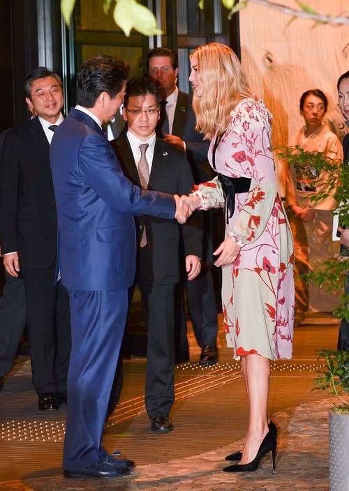 身高180cm的伊万卡会“装”！着装气场十足，老爹和安倍如同跟班