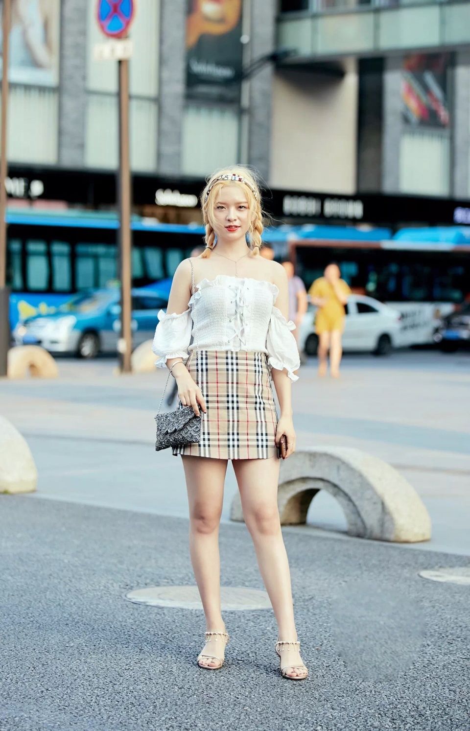 街拍丨连大叔都回头看的小姐姐到底多会穿!