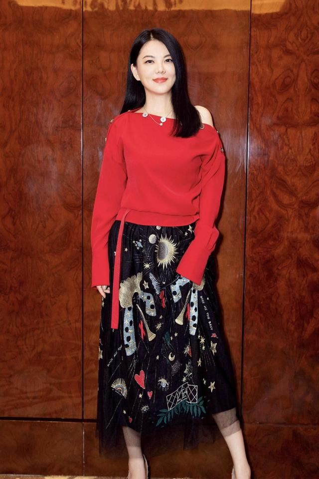 「 金色」穿金色亮片连衣裙凹凸有致，略显微胖但很有贵妇范，李湘身材有料