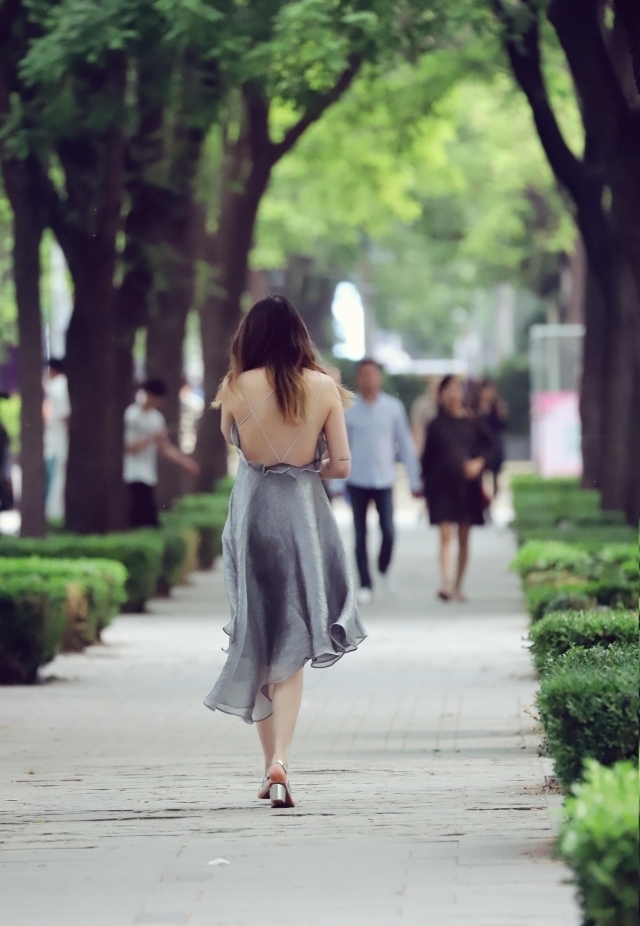 气质|路人街拍,靓女搭配墨绿色的抹胸连衣裙,看上去十分的时尚