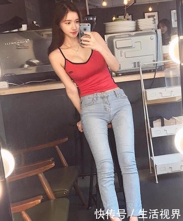 [ 美女]展现女性年轻气质！，青春灵动的牛仔裤美女