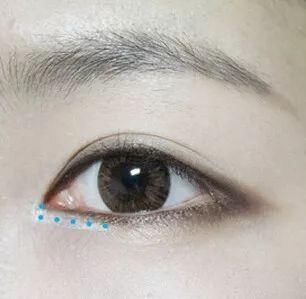 92年周冬雨跟00后易烊千玺宛如同龄人?!出道8年越来越嫩竟是因为.