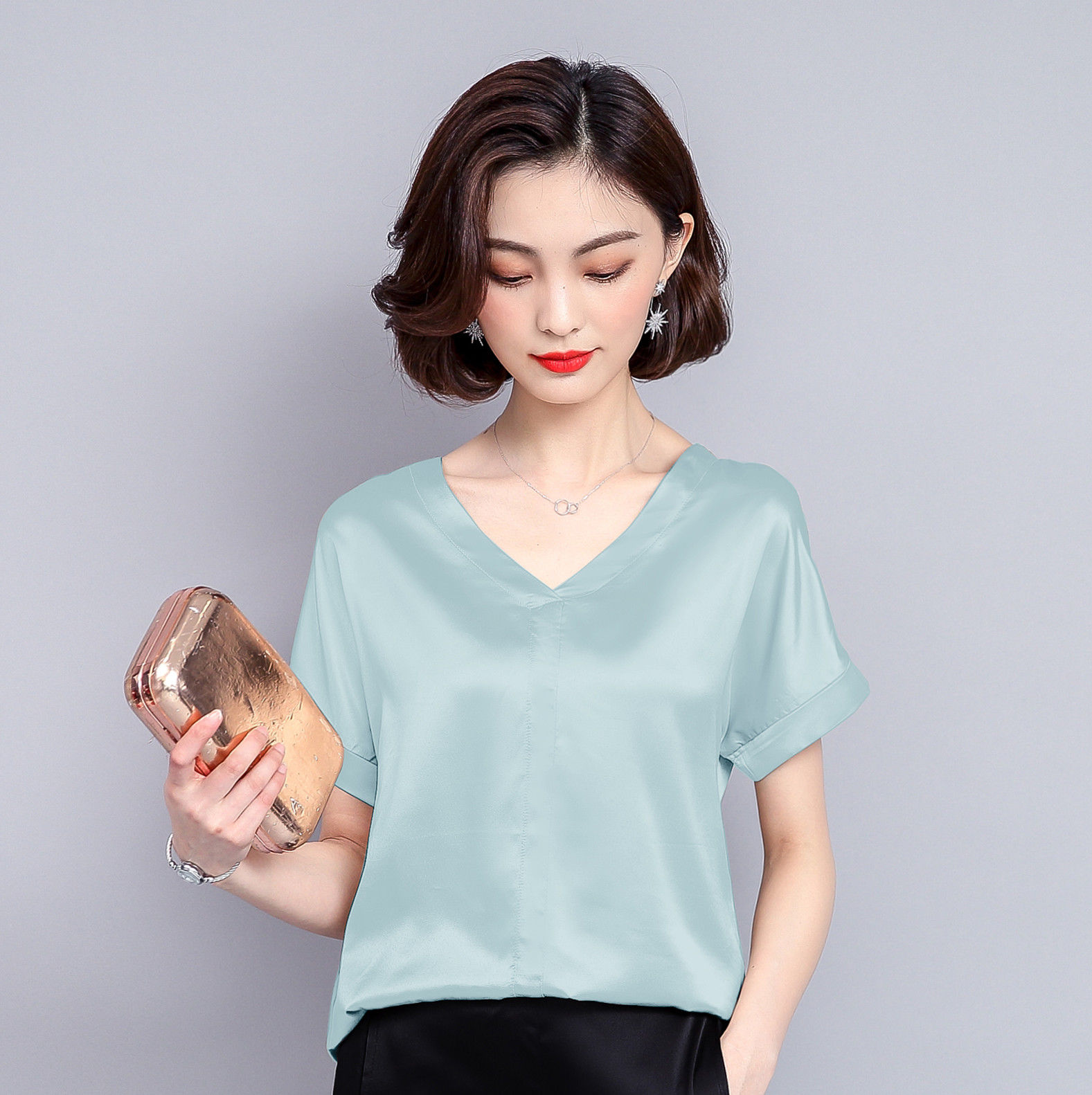 身材丰满的女人就穿吊带，特别性感有女人味，人人看了都脸红