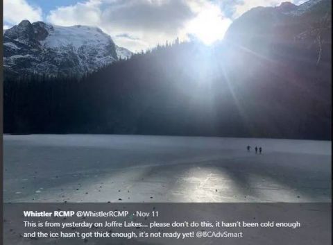 大温这个网红湖刚结冰 就有人去作死