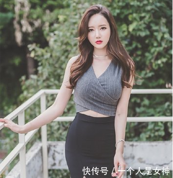 街拍：动若脱兔大方的小姐姐，身姿凹凸看起来青春个性！