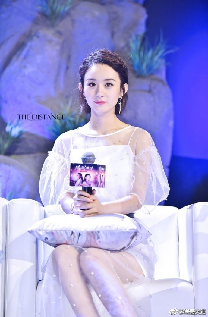 当赵丽颖穿上白色连衣裙，才知道什么叫美若天仙 纯洁无瑕