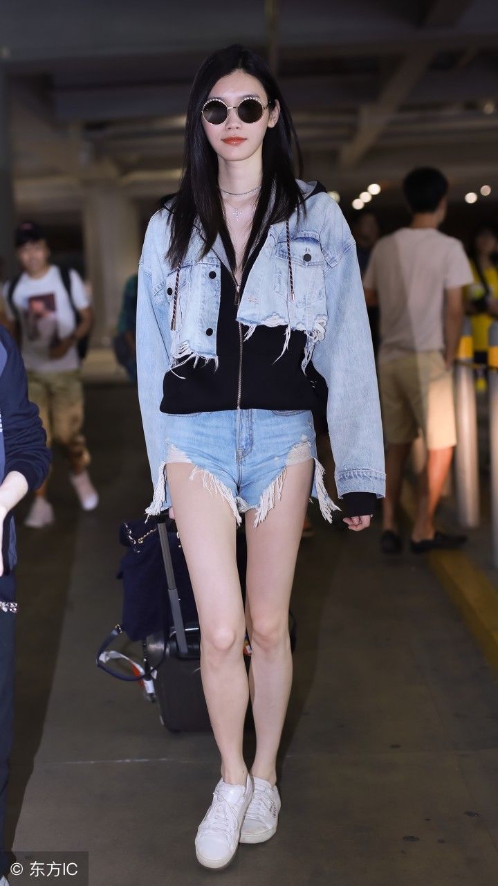 超模奚梦瑶机场秀美腿，粉丝提醒衣服滑落了
