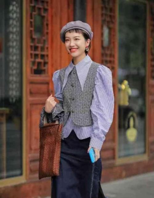 「美女」街拍:皮肤白皙的美女,一件黑色开衫配蓝色牛仔裤,时尚气质十足