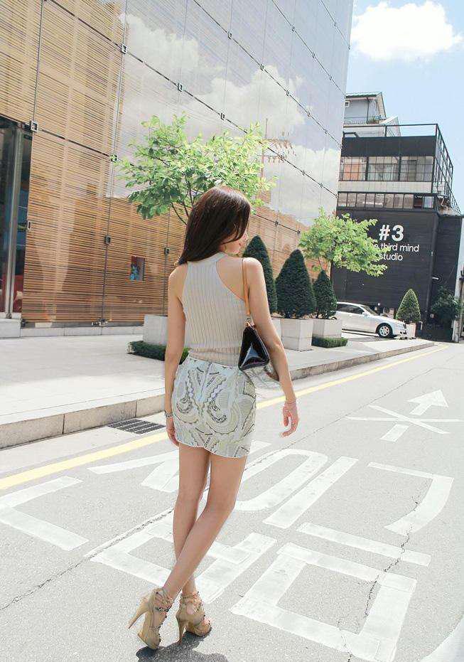 紧身上衣配紧身包臀裙, 好身材完美展现出来了