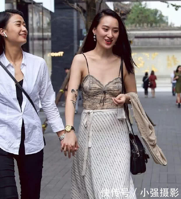 气质小姐姐吊带背心裹出迷人曲线，出门逛街到哪里都不会忘掉闺蜜