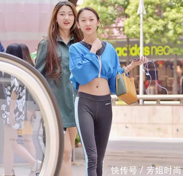 紧身打底裤：自信的打扮，极具个性的时尚气息！