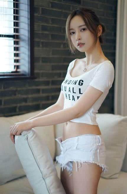 女人腿粗屁股大不可怕，穿上紧身裤显瘦又有女人味