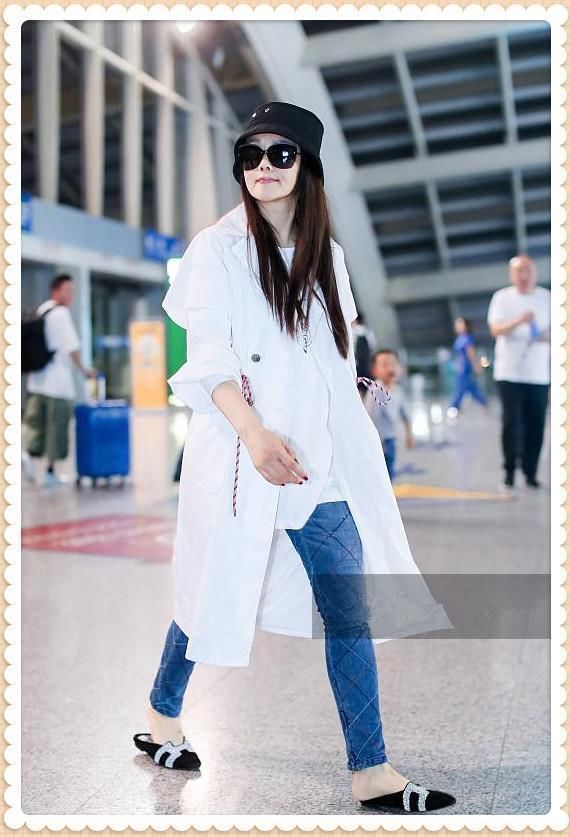 同穿白色风衣裙:35岁蒋欣竟输49岁伊能静，网友:果然瘦才是王道