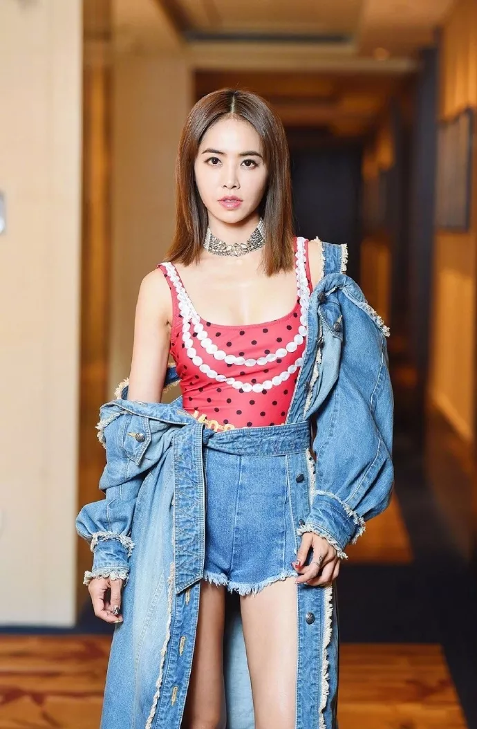 蔡依林越来越敢穿了，白色长裙中间还开了个缝，网友：胆真大！