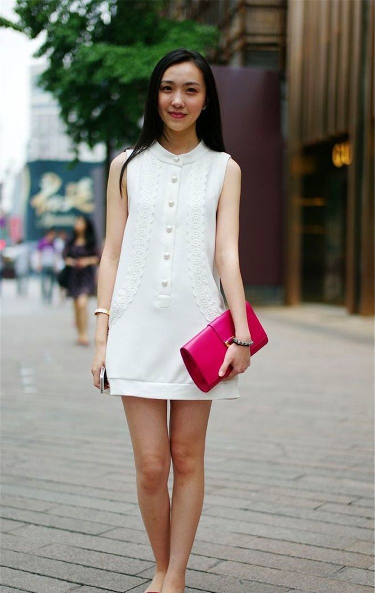 显得:街拍:小姐姐一件白色的紧身短连衣裙,显得清纯可人