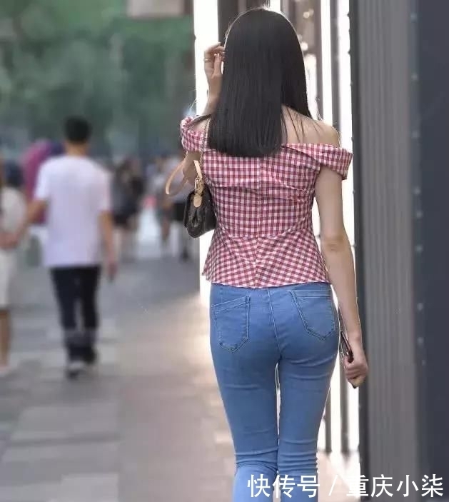 天使@小姐姐的腿被天使吻过吧?牛仔裤线都不带弯的,这腿直得不像话!