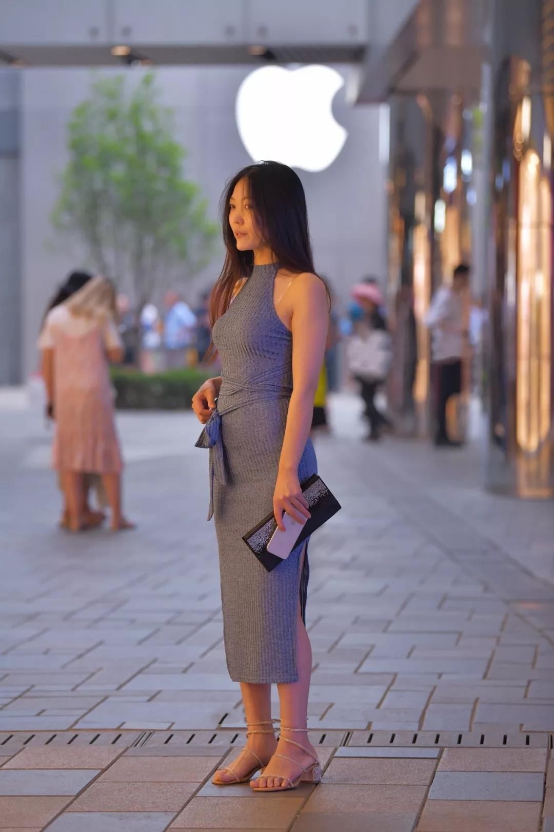 街拍路人，想成为真正的时尚女神，怎么能少了一条好看的连衣裙