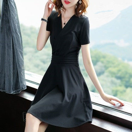 从不穿裙子的姐姐,穿上小黑裙,一家人都被惊艳到了