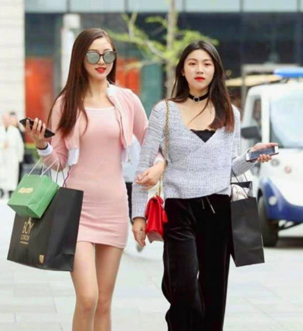  【女人味】街拍：肌若凝脂的美女，一条米黄色的连衣裙，时尚魅力女人味