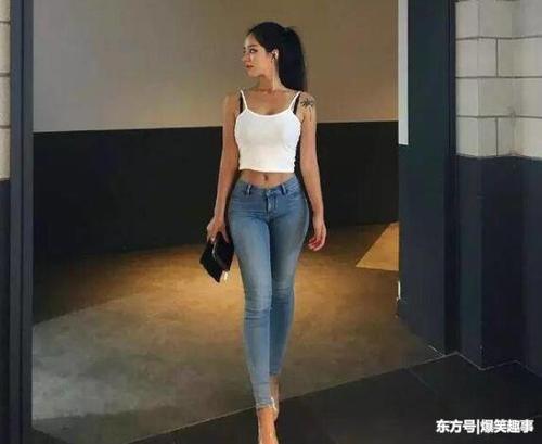 贴身紧致的牛仔裤，轻松衬托出美女完美身形，塑造迷人气质！