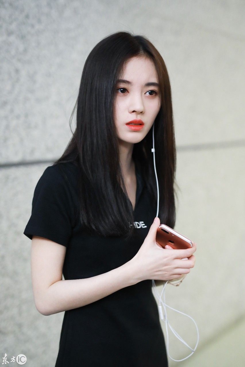 鞠婧祎现身机场，肤色美白抢镜夺目