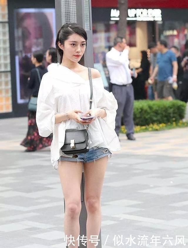看起来|街拍:小姐姐一双竖条纹款式的高跟鞋,看起来非常的有性感的韵味